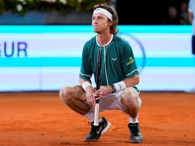 在这场充满 在这场充满